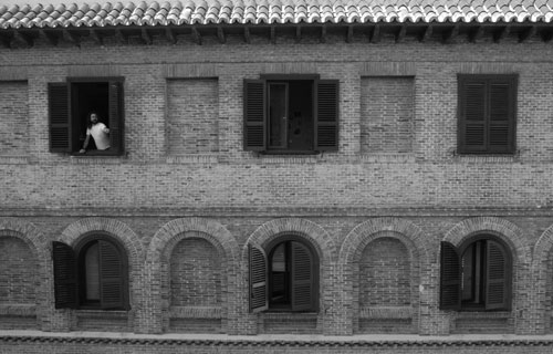 Andrés Navarro asomado a la ventana de su habitación en la Residencia de Estudiantes, 6 de junio de 2007. Fotografía de Juan Marqués.