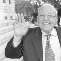 José Jiménez Lozano antes del homenaje que recibió con motivo de su setenta cumpleaños y que organizó, el 4 de julio de 2000, la Residencia de Estudiantes.