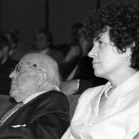 El escritor José Jiménez Lozano y la actual directora de la Residencia de Estudiantes, Alicia Gómez-Navarro, el 4 de julio de 2000.