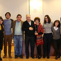 Joan Margarit, entre la directora de la Residencia de Estudiantes, Alicia Gmez-Navarro, y el escritor Luis Garca Montero, junto a los becarios de la Residencia de Estudiantes, el 12 de diciembre de 2017.